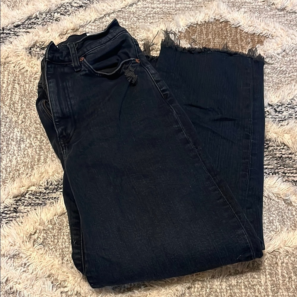 Black Cropped Ankle Jeans with Frayed Hem